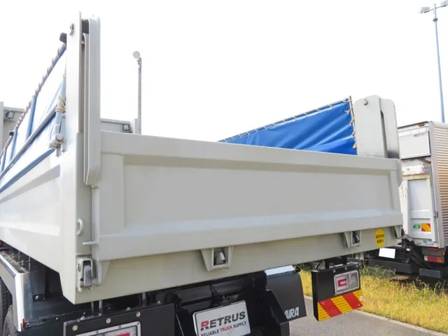 リアゲートの状態です。(塗装の状態はサーフェーサー塗りです)|日野 プロフィア 2DG-FS1AGEの写真24