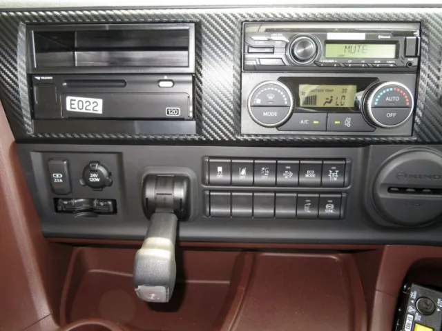 パネル周りの状態です。|日野 プロフィア 2DG-FS1AGEの写真28