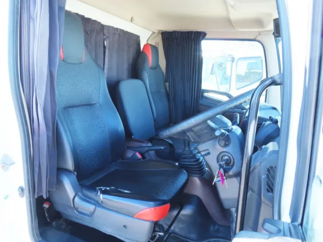 運転席座面に破れ・ヘタリがあります。（乗車定員3名です）|日野 レンジャー 2KG-FC2ABA(2WD)の写真6