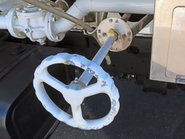 重力・停止・排出・吸入切り替えハンドルです。|日野 レンジャー 2KG-FC2ABA(2WD)の写真16