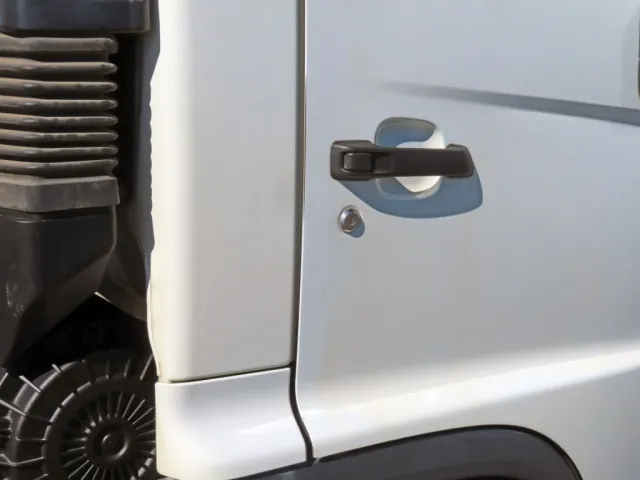 運転席側ドアに細かいキズがあります。|日野 レンジャー 2KG-FC2ABA(2WD)の写真38