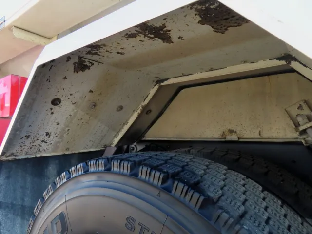 リアフェンダー内部に塗装の剥がれ・サビがあります。|日野 レンジャー 2KG-FC2ABA(2WD)の写真48