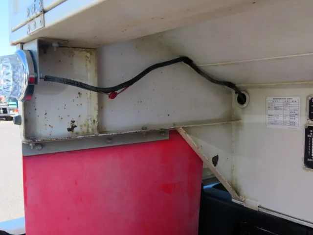 タンク後方内側に軽いサビがあります。|日野 レンジャー 2KG-FC2ABA(2WD)の写真49