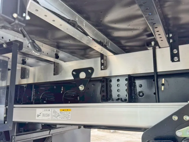 シャーシとネタの状態です。(縦ネタ・横ネタはアルミ製です)|三菱 ファイター 2KG-FK65F(2WD)の写真6