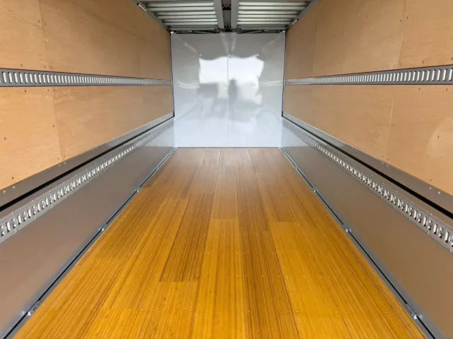 床は板張りです。|三菱 ファイター 2KG-FK65F(2WD)の写真10