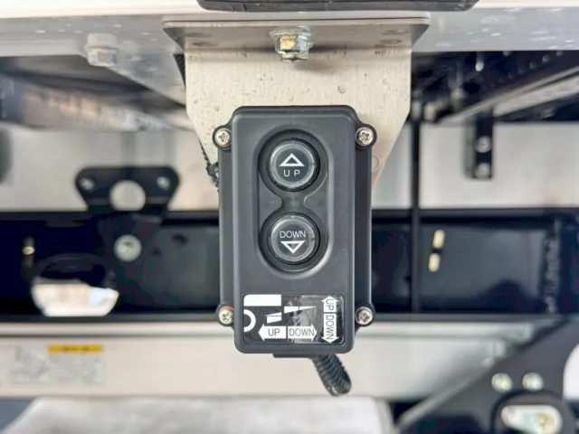 ゲートの操作スイッチです。|三菱 ファイター 2KG-FK65F(2WD)の写真15