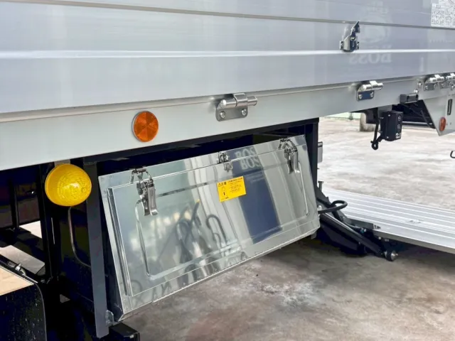 ボディー助手席側後方にステンレス製の工具箱が付いています。|三菱 ファイター 2KG-FK65F(2WD)の写真17