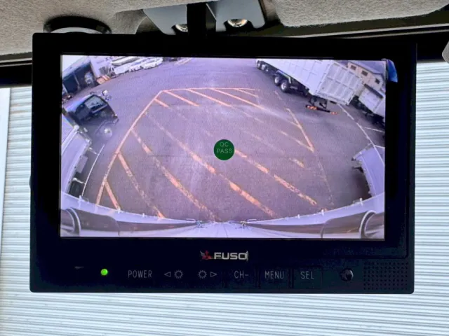 液晶バックモニター付きです。|三菱 ファイター 2KG-FK65F(2WD)の写真21