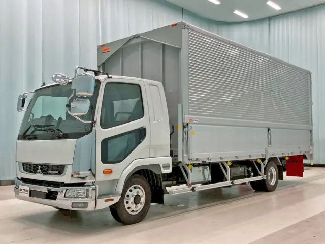 フロント周り、メッキパーツで飾っています。|三菱 ファイター 2KG-FK65F(2WD)の写真1