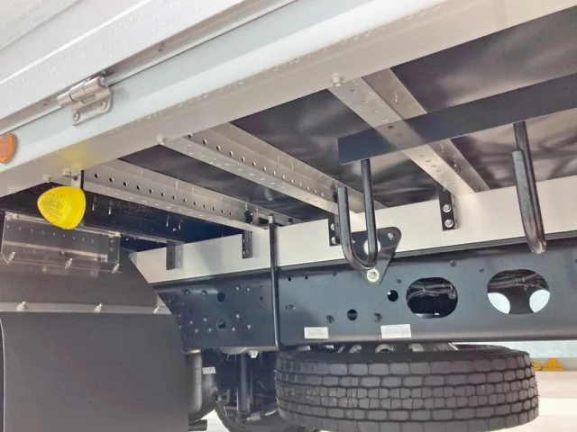 シャーシとネタの状態です。(縦ネタ・横ネタはアルミ製です)|三菱 ファイター 2KG-FK65F(2WD)の写真12