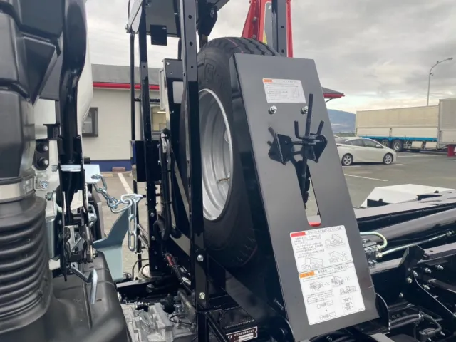 キャブバックにスペアタイヤが格納されてます|三菱 ファイター 2KG-FK72F(2WD)の写真12