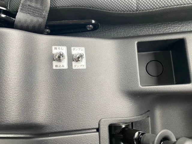 キャブ内操作スイッチ|三菱 ファイター 2KG-FK72F(2WD)の写真19