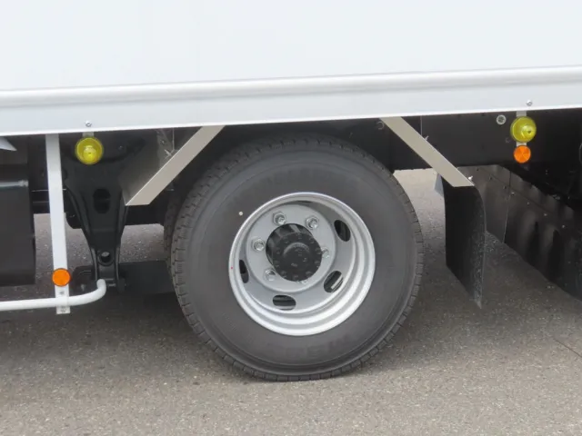 リアフェンダーはステンレス製です。|日野 レンジャー 2KG-FD2ABG(2WD)の写真9