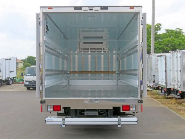 門口周りはステンレス製で床はシステムフロア仕様です。|日野 レンジャー 2KG-FD2ABG(2WD)の写真12