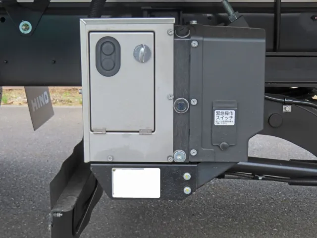 ゲートの操作スイッチです。|日野 レンジャー 2KG-FD2ABG(2WD)の写真16