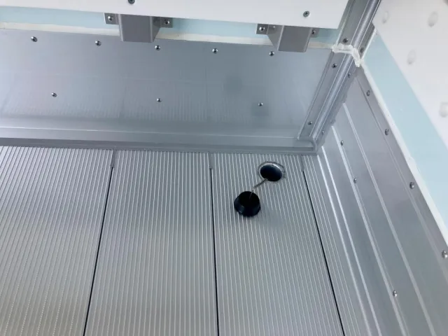 床前方左右に水抜き穴が有ります。|日野 レンジャー 2KG-FD2ABG(2WD)の写真49