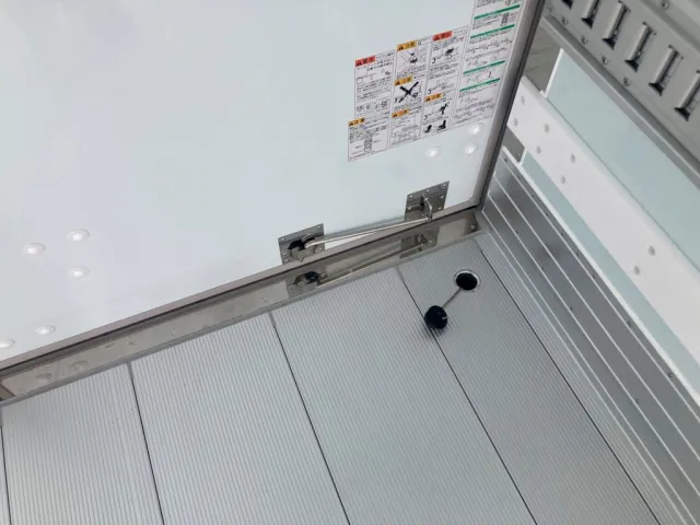 床後方左右に水抜き穴が有ります。|日野 レンジャー 2KG-FD2ABG(2WD)の写真50