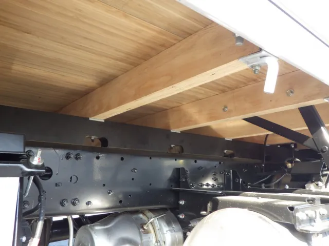 シャーシとネタの状態です。(ネタは木製です)|三菱 ファイター 2KG-FK62F(2WD)の写真7