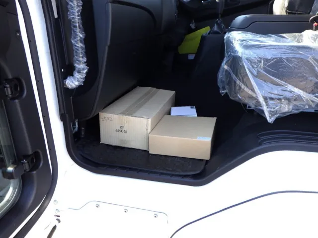 キャブ内に付属品が積んであります。|三菱 ファイター 2KG-FK62F(2WD)の写真19