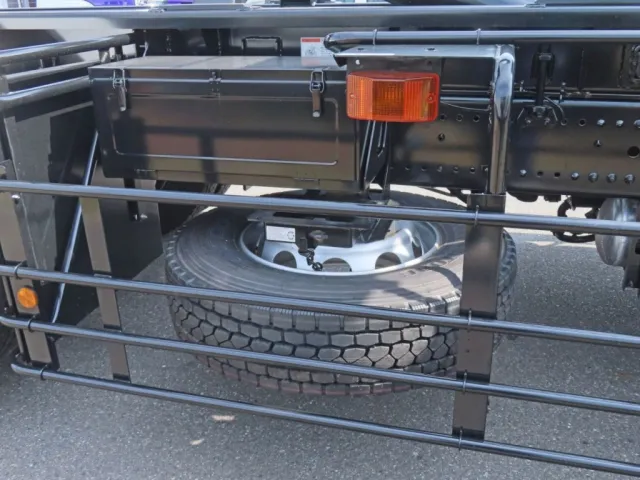 工具箱・スペアタイヤ付きです。|日野 プロフィア 2DG-FS1AJEの写真12