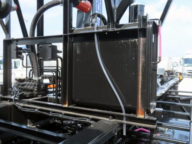 作動油タンクに置きサビがあります。|日野 プロフィア 2DG-FS1AJEの写真17