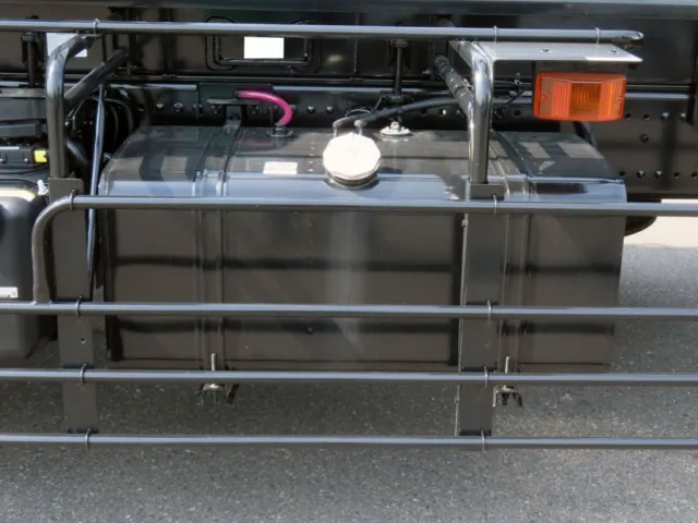 燃料タンクは300Lです。|日野 プロフィア 2DG-FS1AJEの写真18