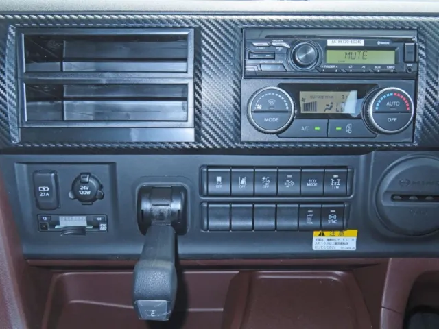 パネル周りの状態です。|日野 プロフィア 2DG-FS1AJEの写真21