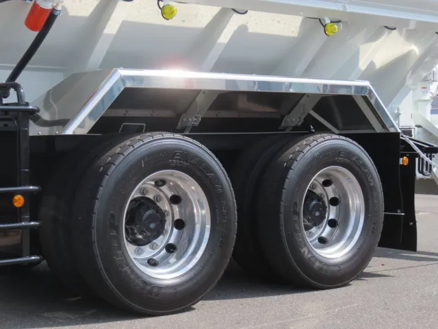 リアフェンダーはステンレス製でホイールはアルミ製です。|三菱 スーパーグレート 2KG-FV80VYPの写真8