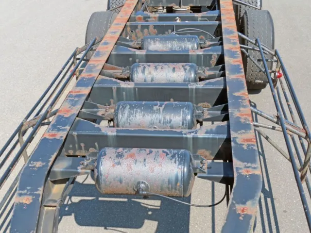 エアタンクにサビ・塗装の剥がれがあります。（シャーシもサビ・塗装の剝がれがあります）|トレクス  CTB34003改の写真12
