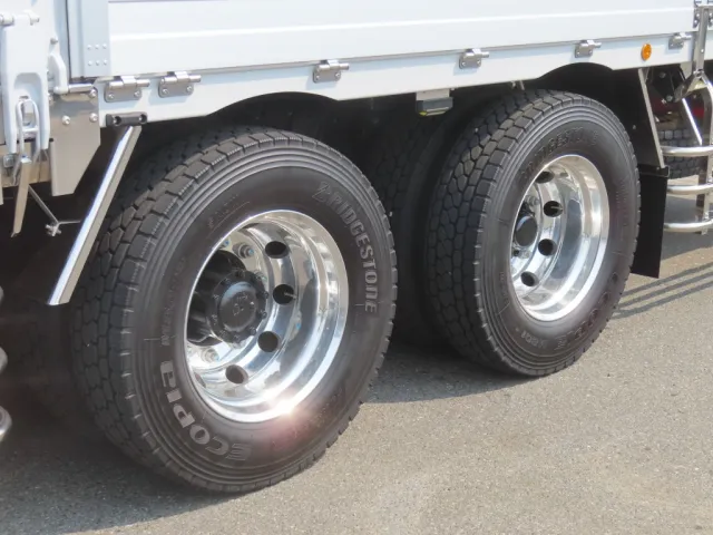 リアフェンダーはステンレス製・ホイールはアルミ製です。|日野 プロフィア 2DG-FR1AHCの写真11