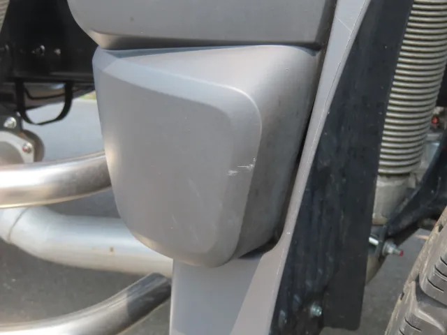 コーナーセンサー部に軽いスリキズがあります。（運転席側）|日野 プロフィア 2DG-FR1AHCの写真13