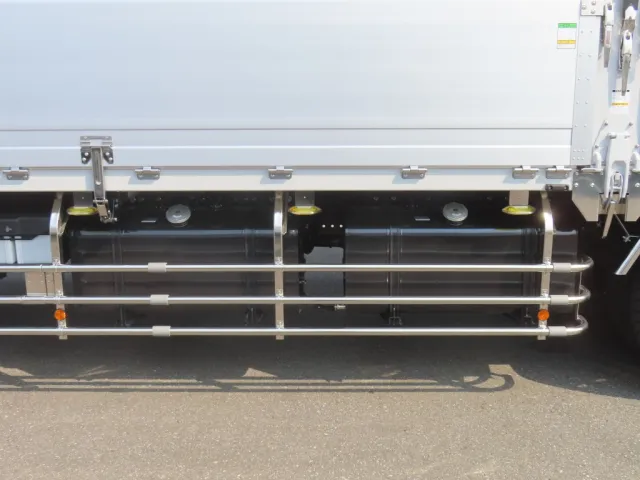 燃料タンクは300Lが2つ付いています。|日野 プロフィア 2DG-FR1AHCの写真18