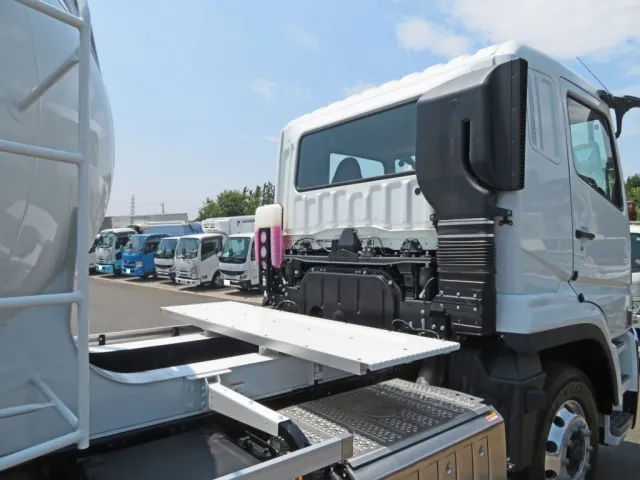 踊り場付きです。|三菱 スーパーグレート 2PG-FV84GZの写真21