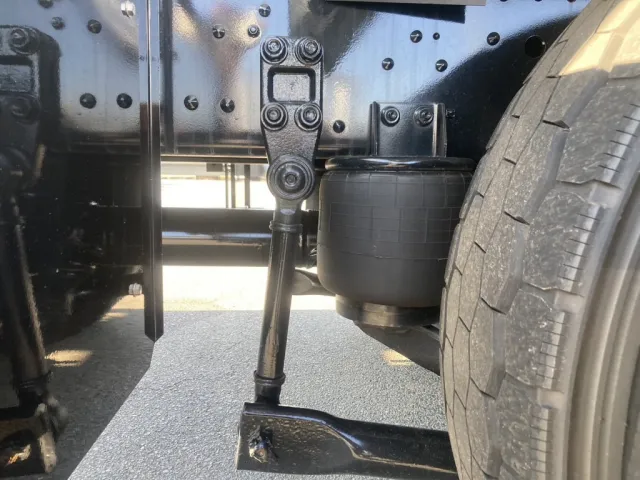 シャーシとエアサスの状態です。|三菱 スーパーグレート 2PG-FU84GZの写真6