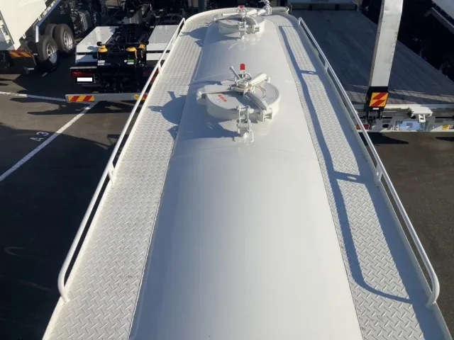 タンク上部の状態です。|三菱 スーパーグレート 2PG-FU84GZの写真14