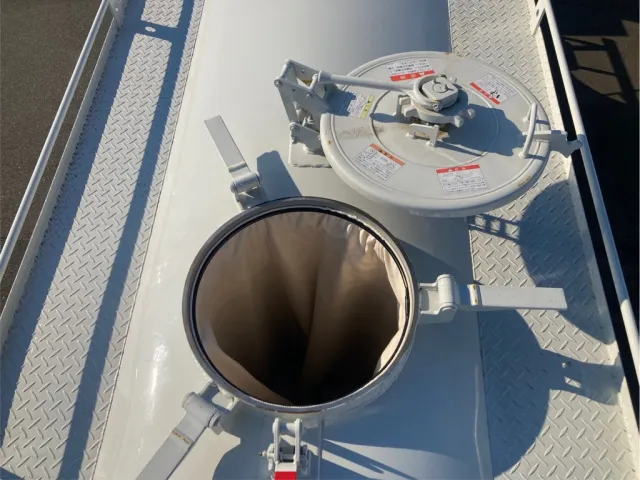 ハッチを開けた状態です。|三菱 スーパーグレート 2PG-FU84GZの写真17