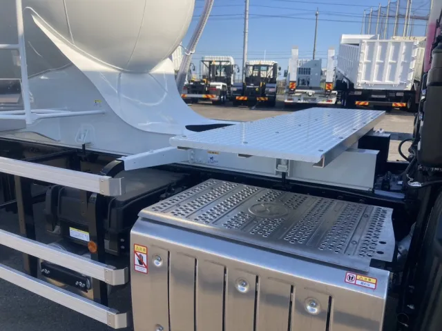 キャブバックの踊り場の状態です。|三菱 スーパーグレート 2PG-FU84GZの写真25