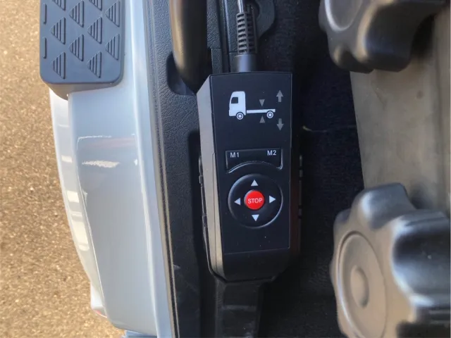 運転席横のエアサスのコントローラーです。|三菱 スーパーグレート 2PG-FU84GZの写真32