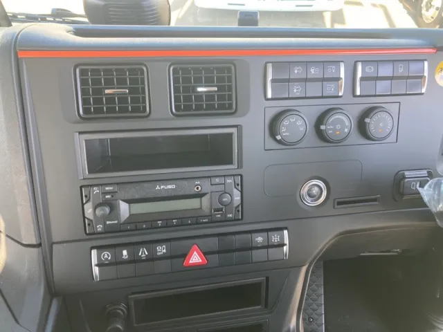 インパネ周りです。|三菱 スーパーグレート 2PG-FU84GZの写真33