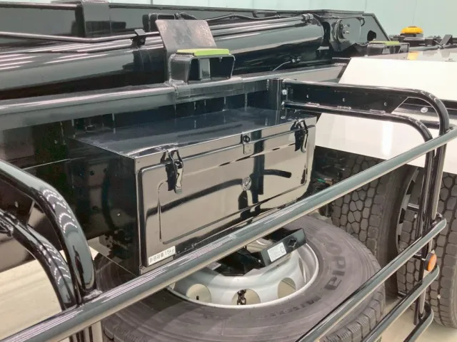 助手席側に工具箱が付いています。|三菱 スーパーグレート 2PG-FV80VYの写真15