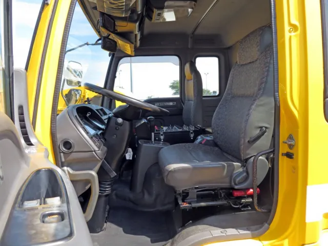 左ハンドル仕様です。（運転席座面にヘタリ・破れがあります）|いすゞ フォワード KL-FTR33F4改の写真6