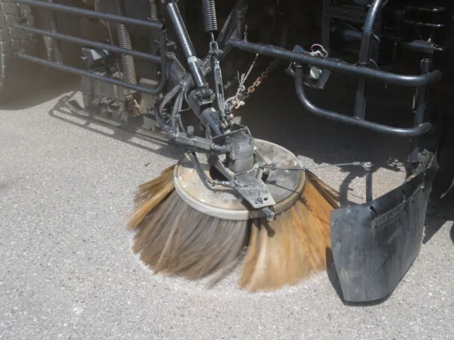 サイドブラシを作動させた状態です。|いすゞ フォワード KL-FTR33F4改の写真11