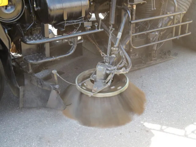 サイドブラシを作動させた状態です。|いすゞ フォワード KL-FTR33F4改の写真12