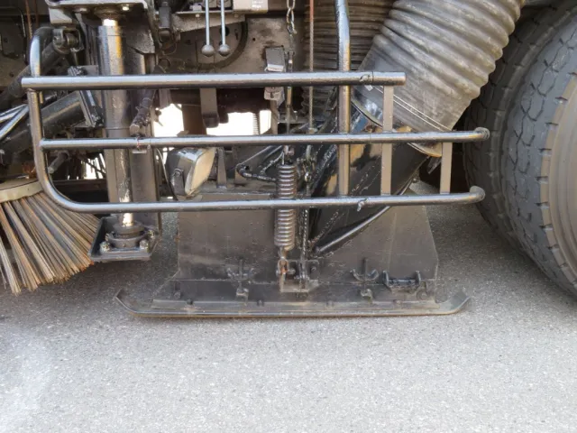 主ブラシを作動させた状態です。（自然降下します）|いすゞ フォワード KL-FTR33F4改の写真13