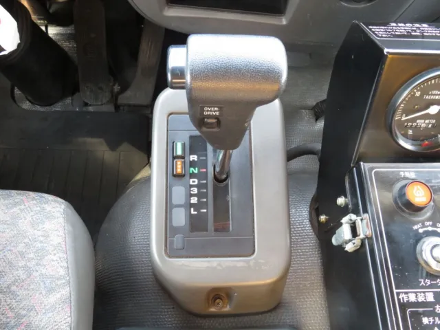 5速オートマチックです。|いすゞ フォワード KL-FTR33F4改の写真23