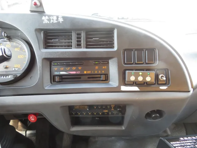 インパネ周りの状態です。|いすゞ フォワード KL-FTR33F4改の写真27