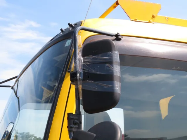 サイドミラー取り付け部がテープで簡易補修されています。|いすゞ フォワード KL-FTR33F4改の写真28