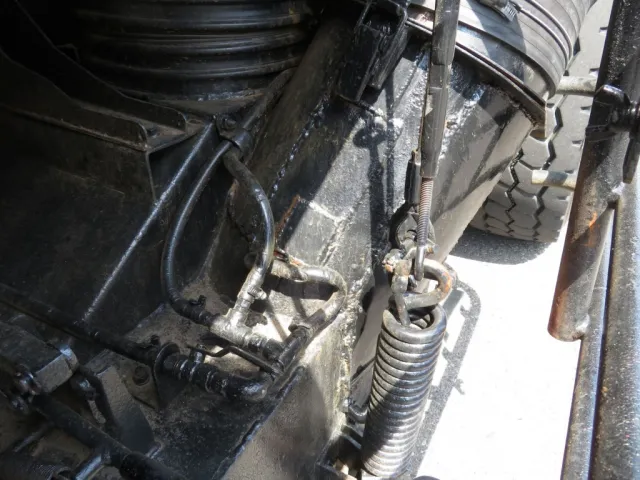 主ブラシの吸入口にパッチ当て補修がされています。|いすゞ フォワード KL-FTR33F4改の写真36