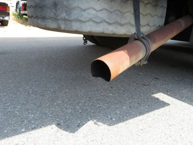 テールパイプにヘコミがあります。|いすゞ フォワード KL-FTR33F4改の写真38