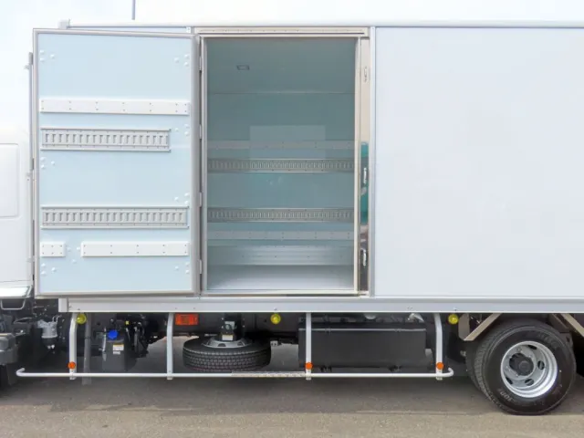 助手席側に片開式ドアが付いています|日野 レンジャー 2KG-FD2ABG(2WD)の写真10